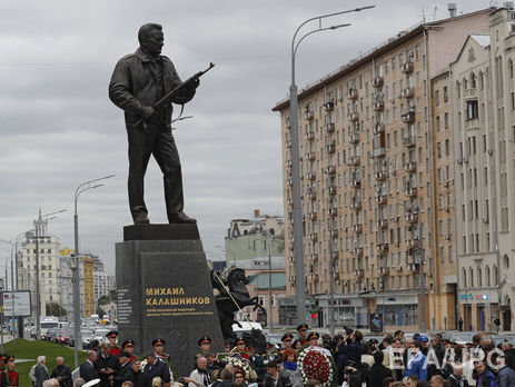 В Москве на открытии памятника Калашникову задержали активиста с плакатом 
