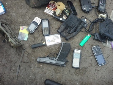 У задержанных в Славянске сепаратистов нашли нож, пистолет и украинский паспорт. Фоторепортаж