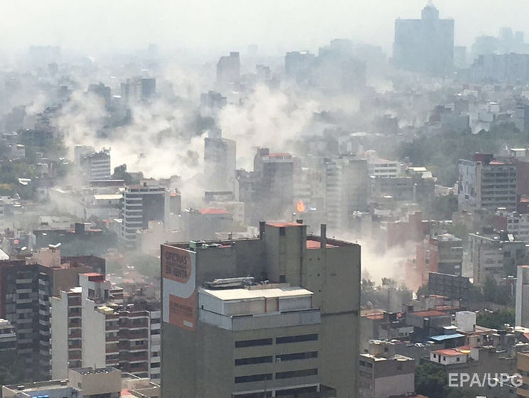 ﻿У мережі опубліковано кадри, зняті під час підземних поштовхів у Мехіко. Відео