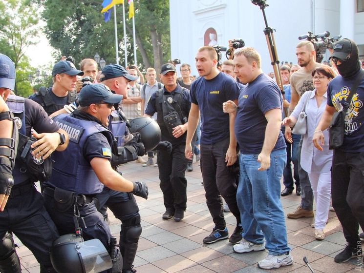 В Одессе силовики оцепили здание мэрии, между активистами и полицейскими произошла потасовка