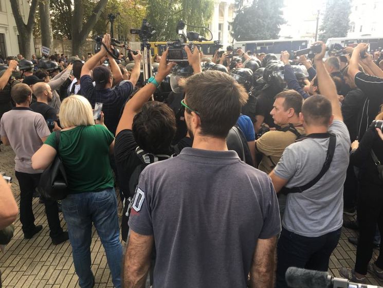 ﻿В Одесі перервали сесію міськради через бійку на мітингу за відставку Труханова