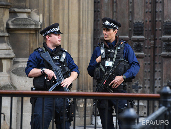 ﻿У Лондоні поліція оточила шість вулиць через повідомлення про підозрілий пакет