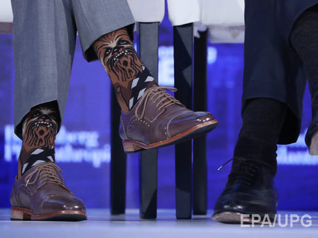 Трюдо пришел на экономический форум в носках с Чубаккой