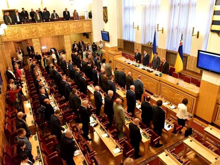 Закарпатский облсовет просит Порошенко внести поправки или ветировать закон "Об образовании"