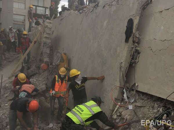 Под завалами школы во время землетрясения в Мексике погибло минимум 26 человек