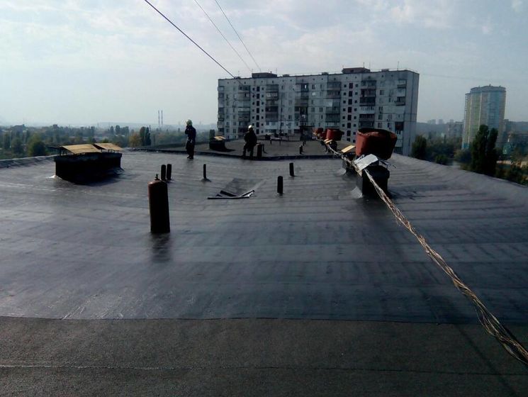 ﻿У Києві стався вибух на даху багатоповерхівки, є потерпілі
