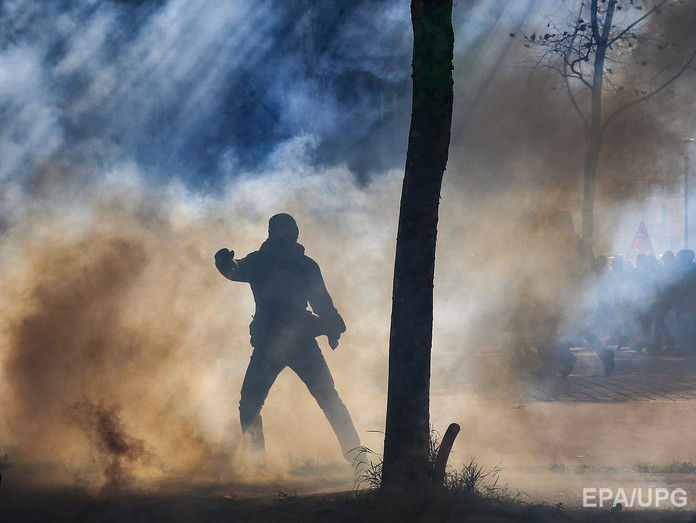 ﻿У Парижі поліція застосувала сльозогінний газ проти демонстрантів