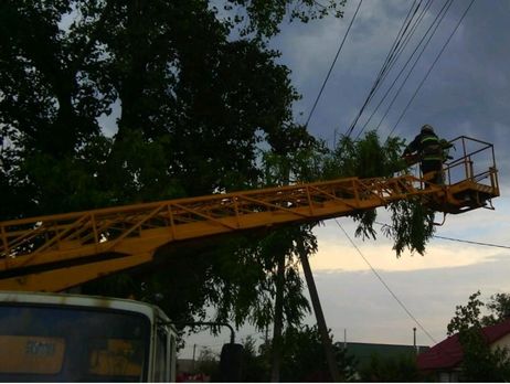 Из-за непогоды в Украине без света остались более 100 населенных пунктов