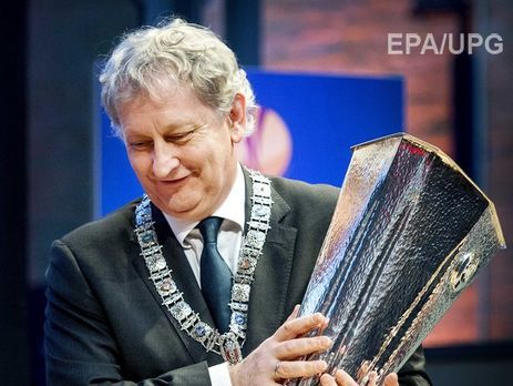 Жители Амстердама пришли к дому своего умирающего мэра, чтобы поблагодарить. Видео