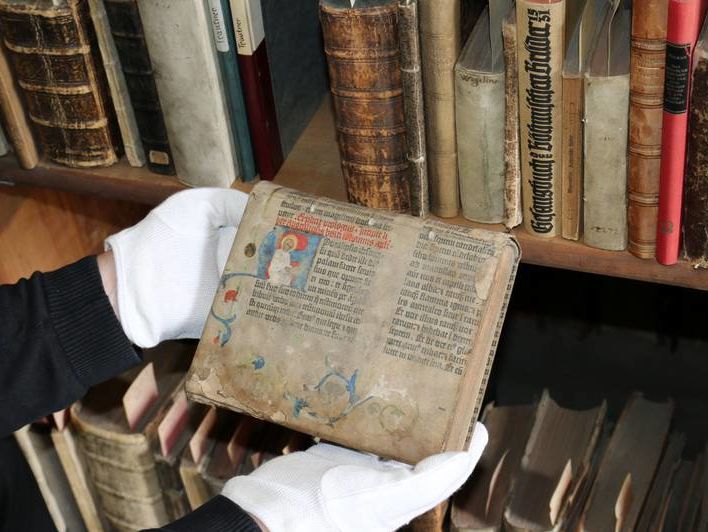 В Германии нашли страницу из Библии первопечатника Гутенберга, которую использовали как обложку к другой книге
