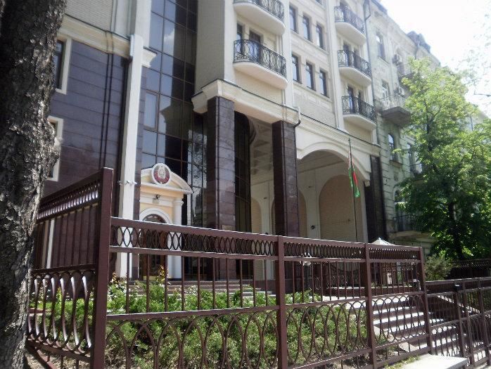 ﻿Білорусь висловила протест через акцію з фаєрами під посольством у Києві