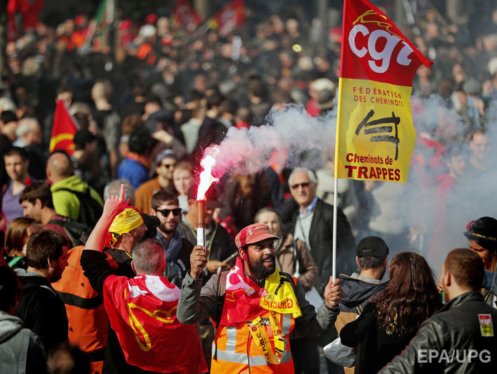 ﻿Французские профсоюзы в знак протеста против Трудового кодекса заблокировали доступ к топливным складам