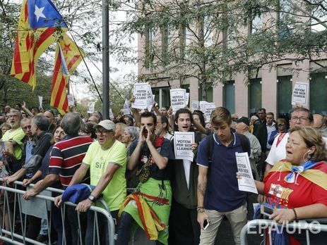 МИД Украины рекомендует избегать массовых акций в Каталонии