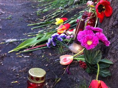 Тысячи одесситов принесли цветы к зданию облсовета профсоюзов на Куликовом поле