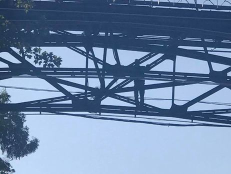 В Киеве мужчина передумал прыгать с Моста влюбленных