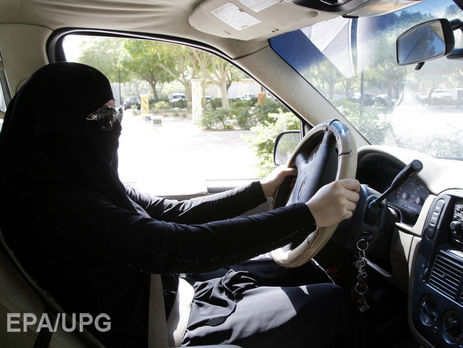 В Саудовской Аравии женщинам разрешили садиться за руль автомобиля