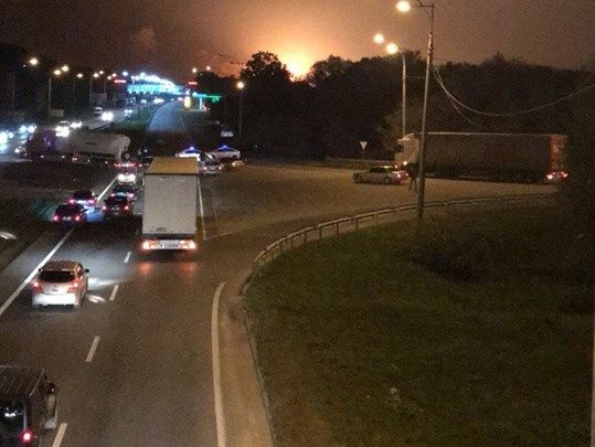 ﻿Поліція і рятувальники проводять евакуацію жителів трьох населених пунктів через вибухи на арсеналі під Вінницею