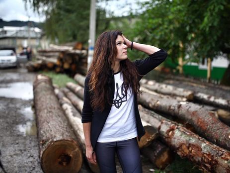 ﻿Руслана в Карпатах розслідує вирубування лісів. Фоторепортаж