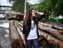 Руслана в Карпатах расследует вырубку лесов. Фоторепортаж