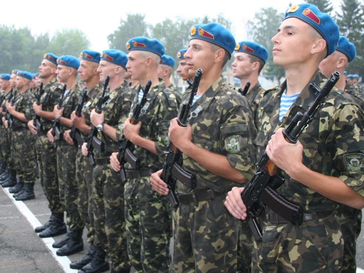 ﻿Сухопутні війська ЗСУ посилили охорону військових об'єктів і попередили про право застосовувати зброю