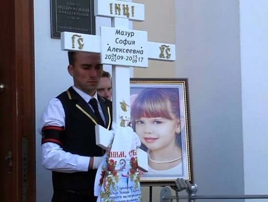 В Одессе простились с погибшими в детском лагере "Виктория" Снежаной Арпентий и Софией Мазур