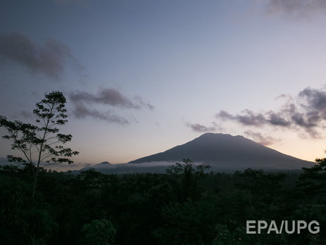 ﻿Кількість евакуйованих через загрозу виверження вулкана Агунг на Балі перевищила 120 тис. осіб