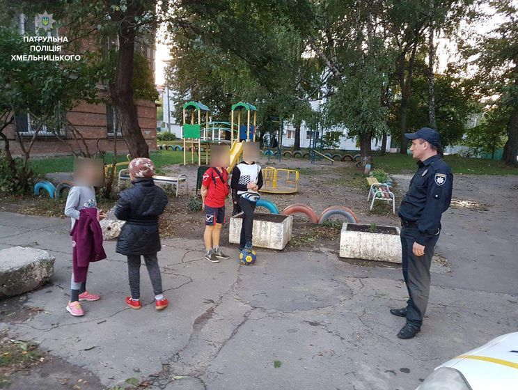 В Хмельницком к патрульным обратились дети, которых выгнали с детской площадки