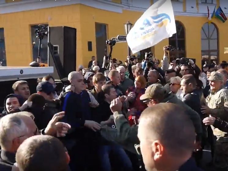 ﻿В Одесі перед приїздом Саакашвілі побилися прихильники та противники. Відео