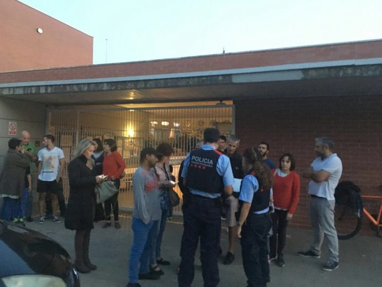 ﻿В одній зі шкіл Каталонії підстрелили чотирьох прихильників референдуму – ЗМІ