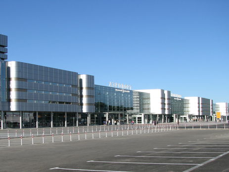 ﻿У російському аеропорту автобус зіткнувся з літаком – ЗМІ