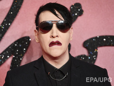 На Мэнсона во время концерта упали декоративные пистолеты. Видео 