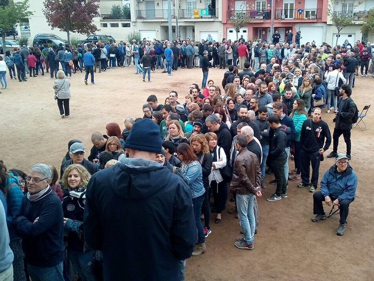 В Каталонии жители выстроились в длинные очереди, чтобы проголосовать на референдуме о независимости