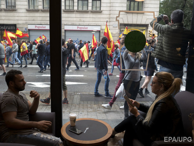 В Барселоне происходят столкновения протестующих с полицией. Видео
