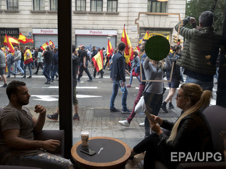 ﻿У Барселоні відбуваються сутички протестувальників із поліцією. Відео