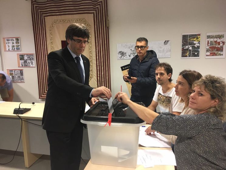﻿Прем'єр Каталонії не зміг проголосувати за незалежність на своїй виборчій дільниці