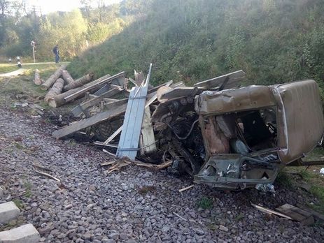 ﻿У Львівській області авто зіткнулося з електричкою, постраждало троє людей 