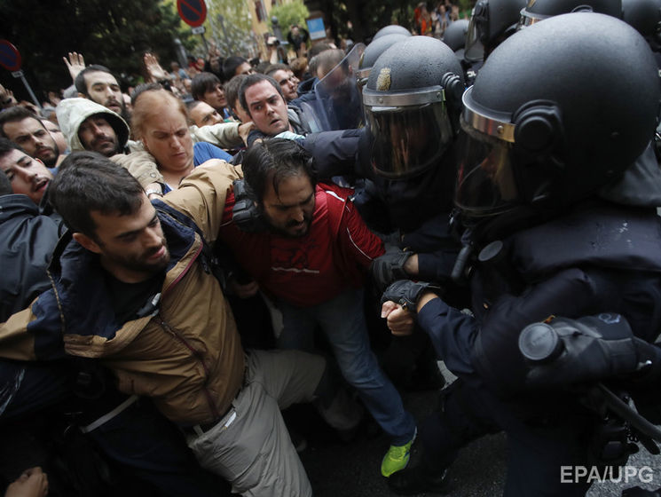 ﻿У Каталонії почалися зіткнення між прибічниками незалежності та правоохоронцями. Є постраждалі