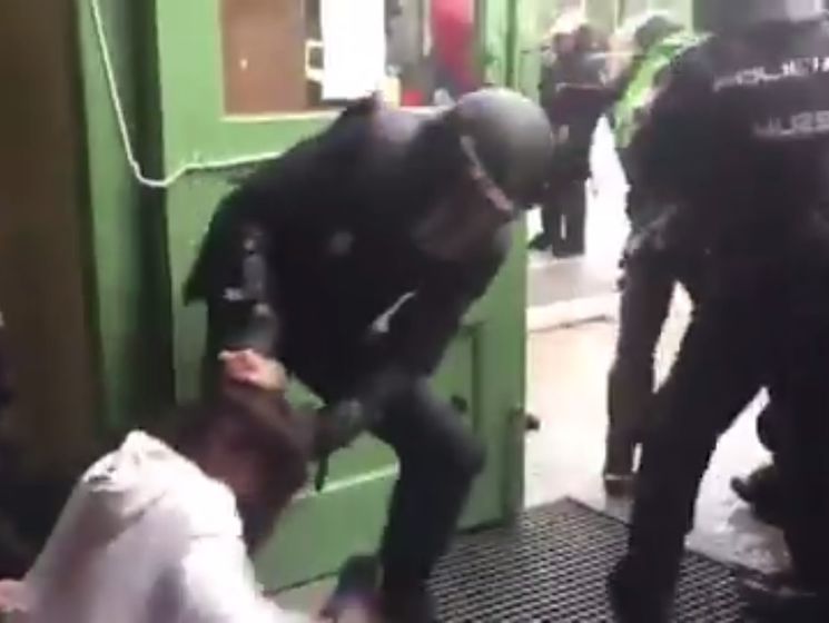 Испанские полицейские за волосы вытаскивали желающих проголосовать на избирательном участке в Каталонии. Видео