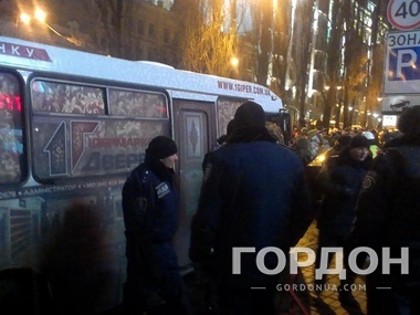 МВД: Ленина снесли неизвестные протестующие под флагами "Свободы"
