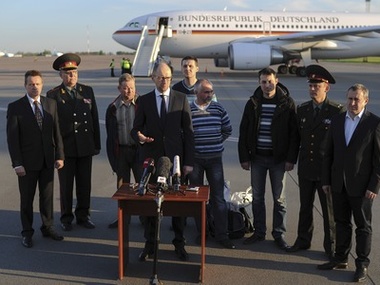 Освобожденные наблюдатели ОБСЕ прибыли из Славянска в Киев