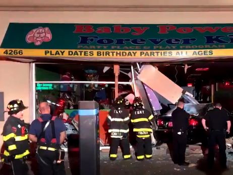 ﻿Автомобіль в'їхав у будівлю дитячого центру в Нью-Йорку, є постраждалі