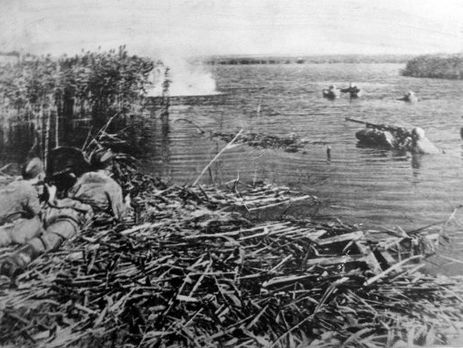 Киевлянка Хорошунова в дневнике 1943 года: Тонкий прожектор часто и очень коротко освещает небо и сейчас же гаснет. Очевидно, советский