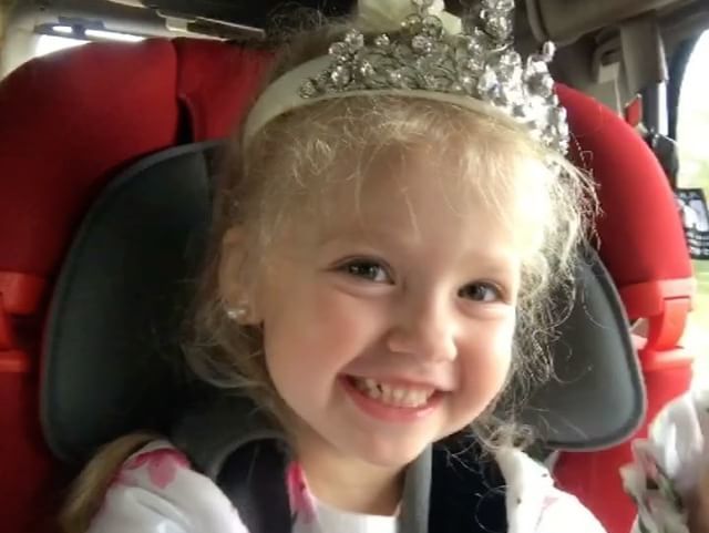 Четырехлетняя дочь Пугачевой примерила мамину шляпу