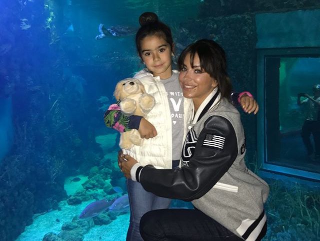Ани Лорак в Москве повела дочь в океанариум