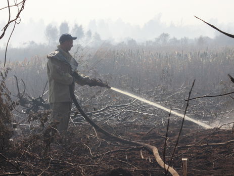 В Черкасской области 16-е сутки тушат пожар на торфяниках