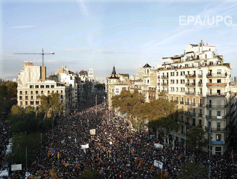 В Каталонии около 300 тыс. человек вышли на акцию протеста. Фоторепортаж