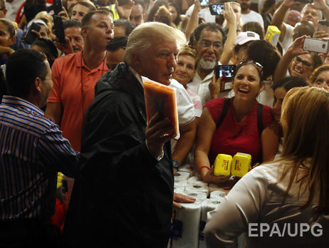 ﻿Трамп, зображуючи баскетболіста, кидав постраждалим від урагану в Пуерто-Рико паперові рушники