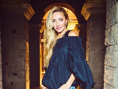 Навка села на шпагат