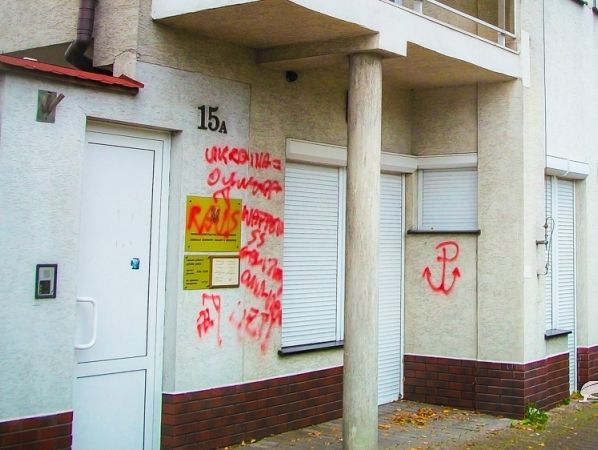 ﻿Вандал розмалював червоною фарбою консульство України в польському Жешуві