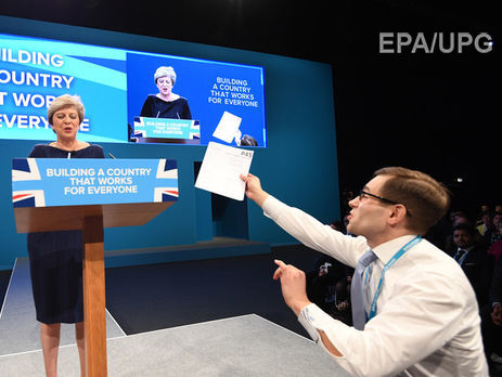 К Мэй во время выступления подошел пранкер и вручил документ об увольнении